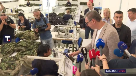 Vučić u Rači sve rekao bez zadrške: Problem je absentizam! Biće vam veće plate, bolji uslovi, a da li garantujete da odsustva neće biti veća? (VIDEO)