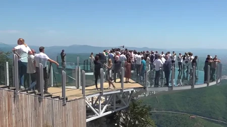 Stakleni vidikovac je već hit leta - ljudi hrle na Kablar da uživaju u pogledu