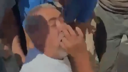 "Nije te udario niko, ima snimak! Sam si pao folirantu!" Blokader pljuvao Srbe iz RS, a onda počeo da se valja ko da ima epi napad! I njegovi počeli da se smeju!