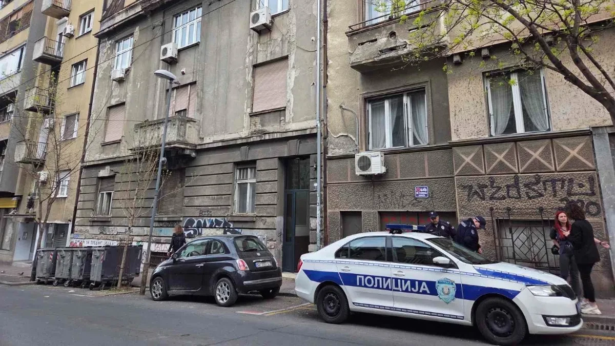 Mačetom ubio sestru, pa presekao sebi vrat i iskrvario u fotelji: Zločin na Bežanijskoj kosi