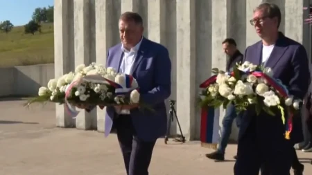 "Jedan od najstrašnijih, hladnokrvnijih zločina za koji niko nije odgovarao" Vučić na Petrovačkoj cesti položio venac i odao poštu stradalima