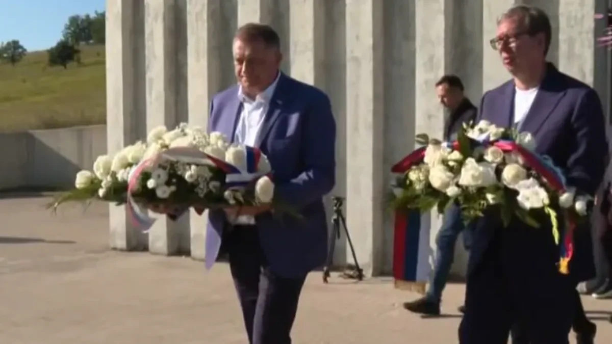 "Srbija danas ima armiju koja je pedesetostruko jača nego JNA" Vučić položio venac na Petrovačkoj cesti i odao počast stradalim Srbima