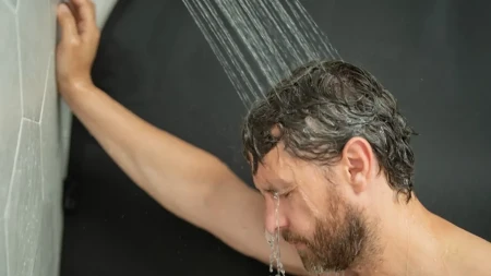 Hej ženo, ne ljubi ga tu, to nikada ne očisti! Koji deo tela muškarci zaborave da operu, prljavštine ima na izvoz