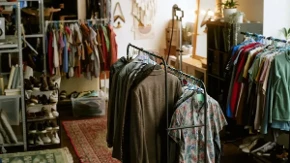 Pre bi vas izvređali i nazvali kojekakvim imenima, a danas će da vas hvale: Vratio se kontroverzni komad garderobe, hit će biti čak i sledeće godine