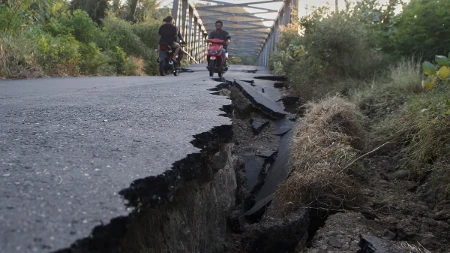 Tlo se otvorilo! Udario jak zemljotres, putevi pucali pred očima ljudi (FOTO/VIDEO)