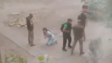 Žena kleči i moli regrutere da joj ne odvedu muža: Potresan snimak iz Ukrajine (VIDEO)