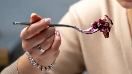 Bez rerne, bez jaja, a izgleda kao iz poslastičarnice - ovaj čizkejk krije iznenađenje unutra