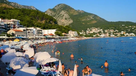 Smeštaj u Crnoj Gori za 50 evra, ali postoji jedna važna caka - do plaže se ide kilometrima, a ležaljke preskupe