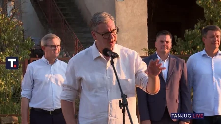 Vučiću se obratio pukovnik u penziji i nasmejao okupljene: "Da Vas nema trebalo bi Vas izmisliti"