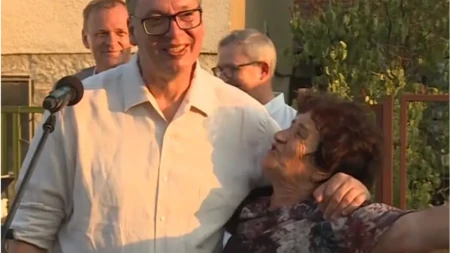 Prišla Vučiću zbog kazne, a onda usred razgovora napravila hit: „Hoću i da te poljubim“
