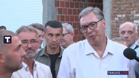 "Putevi nikada nisu bili bolji" Meštanin zaustavio Vučića: Sada se najbolje živi!