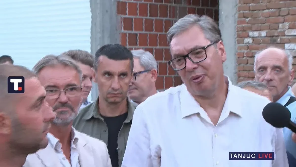 "Putevi nikada nisu bili bolji" Meštanin zaustavio Vučića: Sada se najbolje živi!