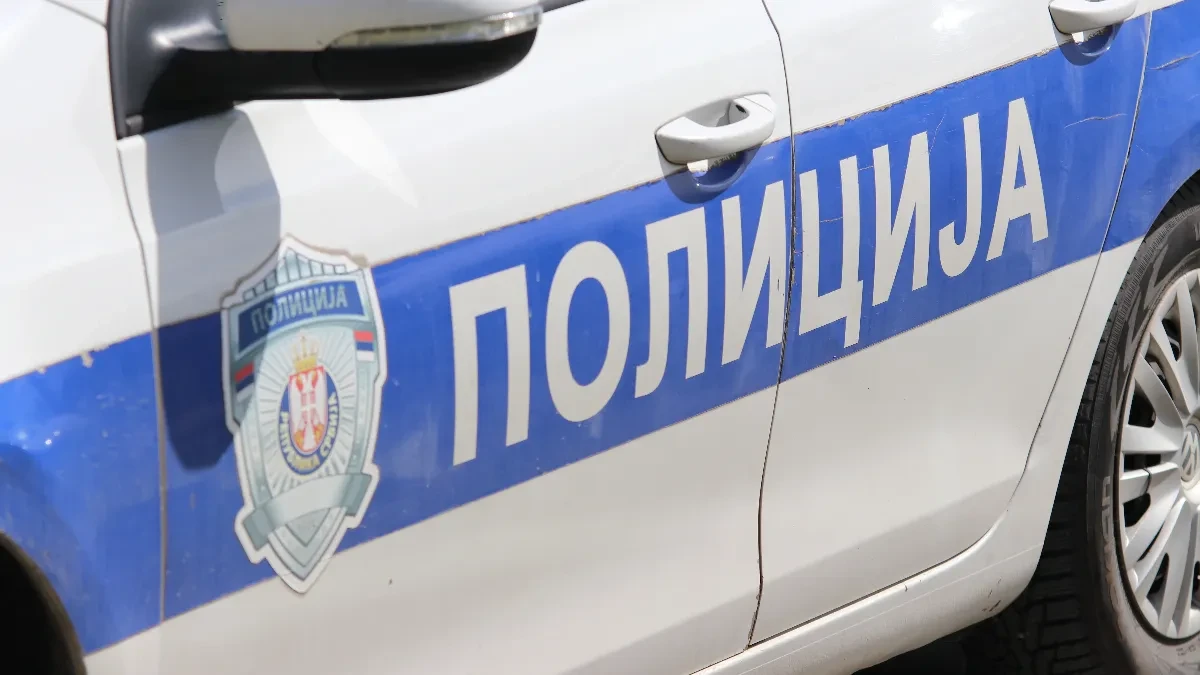 Podmukla krađa na Novom Beogradu: Dvojica mladića ženi strgli ogrlicu s vrata pred sam ulazak u autobus