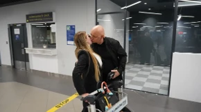 "Zašto zoveš mog muža u pola 5 ujutru?!" Naša pevačica doživela šok kada je voditeljka kontaktirala njenog supruga