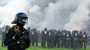 Policija na konjima terala huligane! Potpuni haos u Nemačkoj (VIDEO)