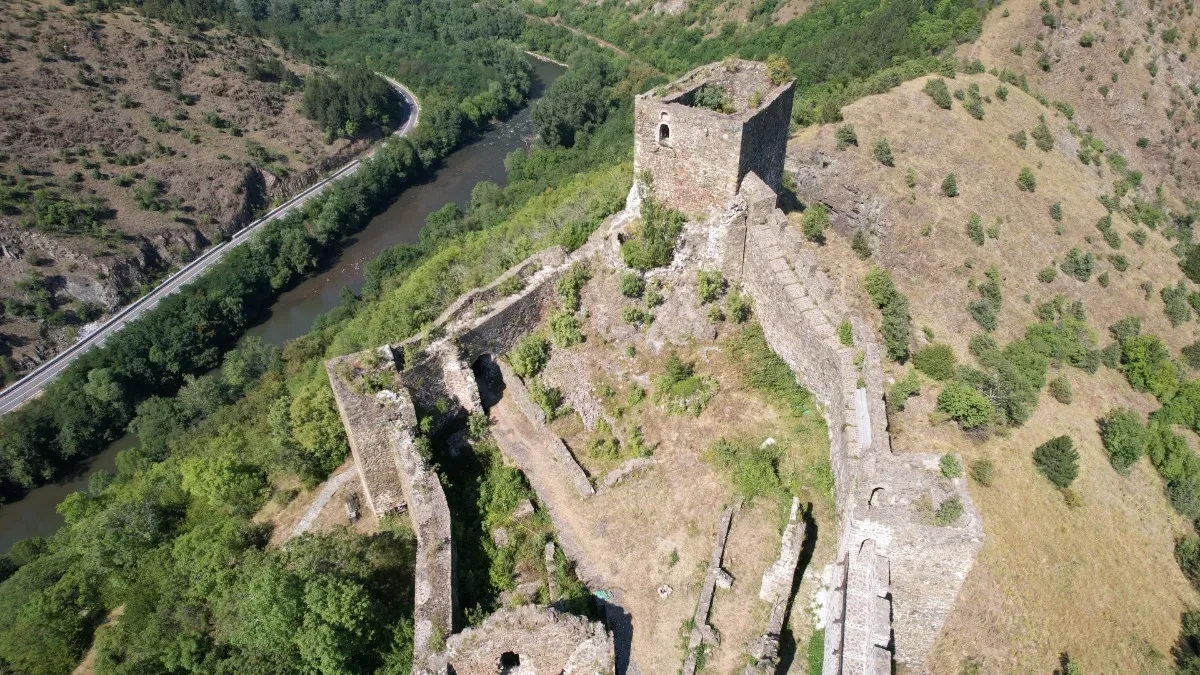 Odbranjena tvrđava Magič: Požar koji je izbio u blizini potpuno likvidiran