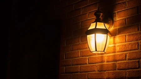 Prestanite da ostavljate svetlo na terasi: Svi imamo ovu naviku, ali od nje više štete nego koristi