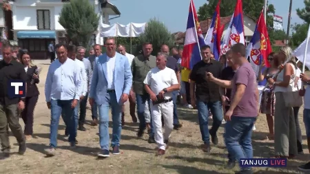 "Pa čekaj bre, pa jel nemaš telefon da pozoveš i da vidiš o čemu se radi?!" Posle pitanja žene Vučić se okrenuo ka funkcionerima u Lopardincima (VIDEO)