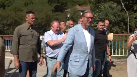 Vučić usred razgovora nasmejao Trgovište: Jedno pitanje meštaninu izazvalo opšti smeh