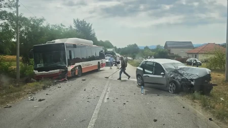 Težak saobraćajna nesreća na putu Čačak-Kraljevo: Autobus i auto smrskani, put blokiran!