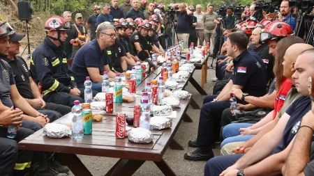 Vučić na doručku sa herojima: Dok su neki iz klimatizovanih soba širili bolesne laži, ovi junaci su rizikovali živote