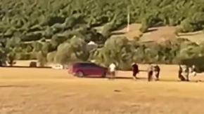 Autom pregazio trojicu, pa otišao pod šator da đuska! Policija tereti muškarca za teško ubistvo u pokušaju nakon konjičkih trka