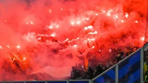 Navijači napravili bakljadu, pa vatrometom pogodili sopstvenog golmana (VIDEO)