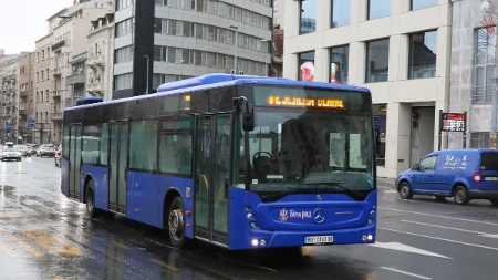 Stravična scena na Novom Beogradu: Devojčice na trotinetu izletele diretno pred autobus! 