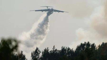 Spektakularan snimak iz iljušina: Iz zadnjeg dela aviona izlazi bujica vode pravo na požar u Srbiji