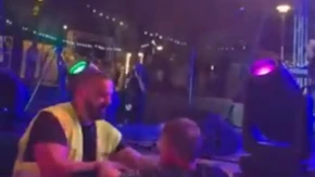 Naš pevač se srušio sa bine! Doživeo peh na koncertu u Zemunu: "Ostarilo se"