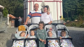 Roditelji pet devojčica pred svetinjom: Tri njihove ćerke imaju cerebralnu paralizu, a vera im daje snagu u najtežoj borbi