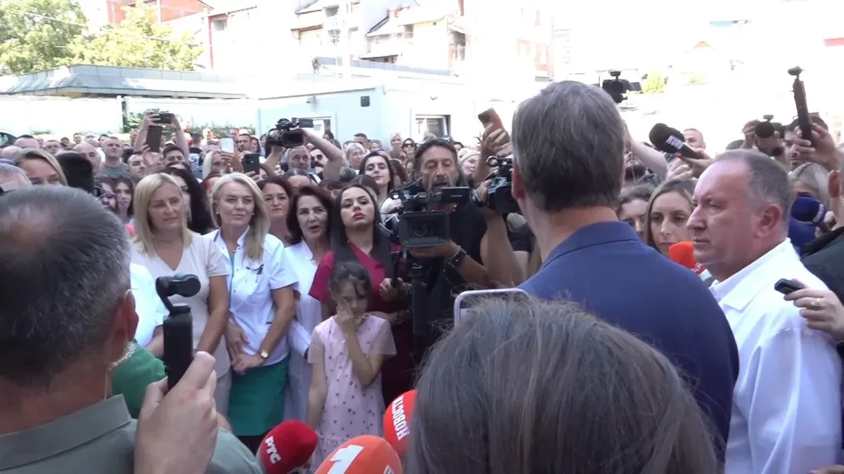Građani predsednik dočekali gromoglasnim aplauzom! Vučić obilazi radove na bolnici u Novom Pazaru
