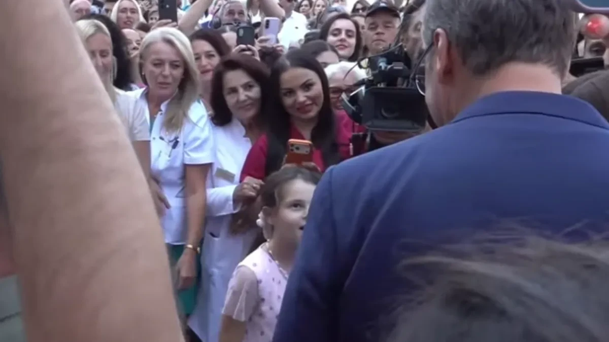Devojčica prišla Vučiću i pružila mu pismo: Predsednik se nasmejao i odmah joj obećao jedno