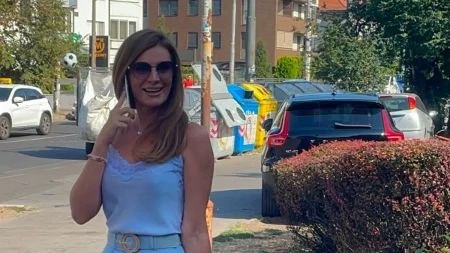 Voditeljka Pinka usijala asfalt! Prošetala se u kratkom cvetnom šortsu, nema ko se nije okrenuo za njom (VIDEO)