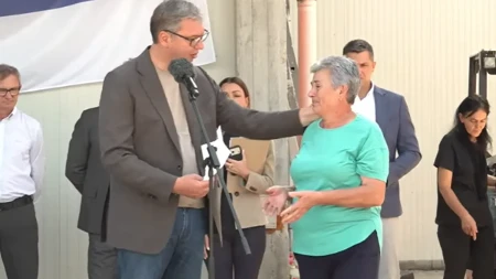 Uplakana žena prišla Vučiću! Uzeo je papir od nje i rekao: Rešićemo, samo nemojte da plačete