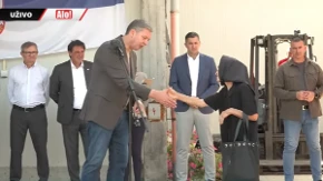 Svi su želeli do Vučića, a on je ugledao baku u masi: „Pustite ovu stariju damu“