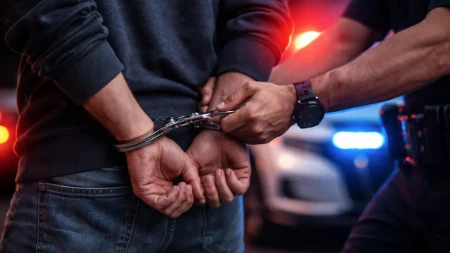 Oca napao nožem zbog 350 evra: Pretio mu pa ga brutalno pretukao