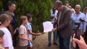 Dečak spremio crtež za Vučića: Predsednik saslušao decu, pa odmah pao dogovor (VIDEO)
