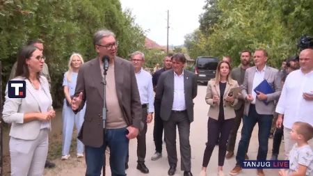 Vučić u domaćinstvu Vučetića u Parcanu kod Varvarina: Mališani mu priredili sjajan doček, predsednik najavio da će završiti školu i opštinske puteve
