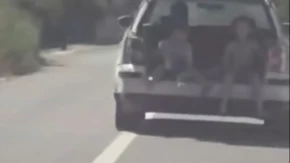 Vozio dvoje dece u gepeku pa debelo platio: Snimak osvanuo na mrežama, policija odmah reagovala!