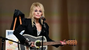 Kratko, ali sa dubokim sećanjem, napustila nas je diva kantri muzike u 80. godini: Ko je bila Doli Parton?