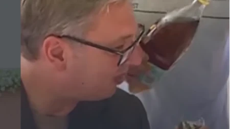 "Gde si vodu u ovo stavio? Daj mi šljivu!" Vučić nazdravio sa domaćinima (VIDEO)