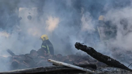 Lokalizovan požar u Novom Sadu: Muškarac i žena povređeni, gust crni dim video se iz svih delova grada