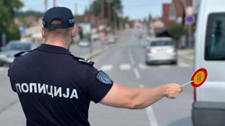 Makedonac za volanom pokušao da podmiti policajce! Prekoračio brzinu, vozio levom trakom, pa ponudio novac