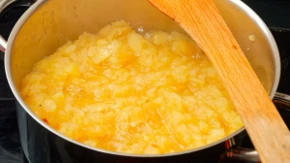 Jabuke se neće raskuvati, a kriške će ostati providne: Otkrivena tajna za ćilibarski džem "kao kod bake"