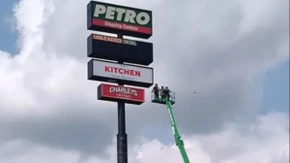 Horor na 40 metara: Električar šest sati bio zarobljen u reklamnom panou, snimio oproštajnu poruku ženi i deci!