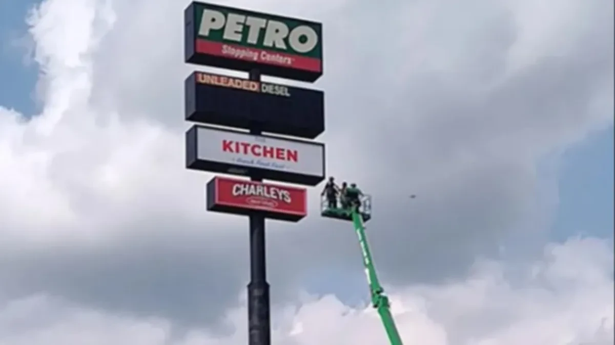 Horor na 40 metara: Električar šest sati bio zarobljen u reklamnom panou, snimio oproštajnu poruku ženi i deci!