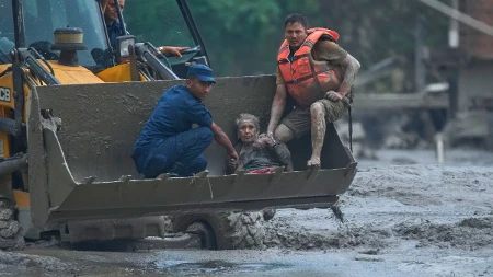 Apokalipsa pred kamerama: Vodeni džin guta zgrade i mostove, 100 mrtvih, ljudi živi zakopani (VIDEO)