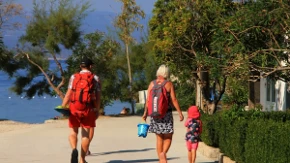 Roditelji ostaju kod kuće, bake i deke vode unuke na more - novi turistički trend osvaja svet