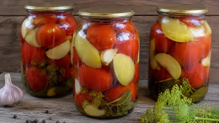 Ovako su naše bake spremale paradajz za zimnicu: Bez kapi sirćeta, a tajna je u voću koje svi imamo kod kuće